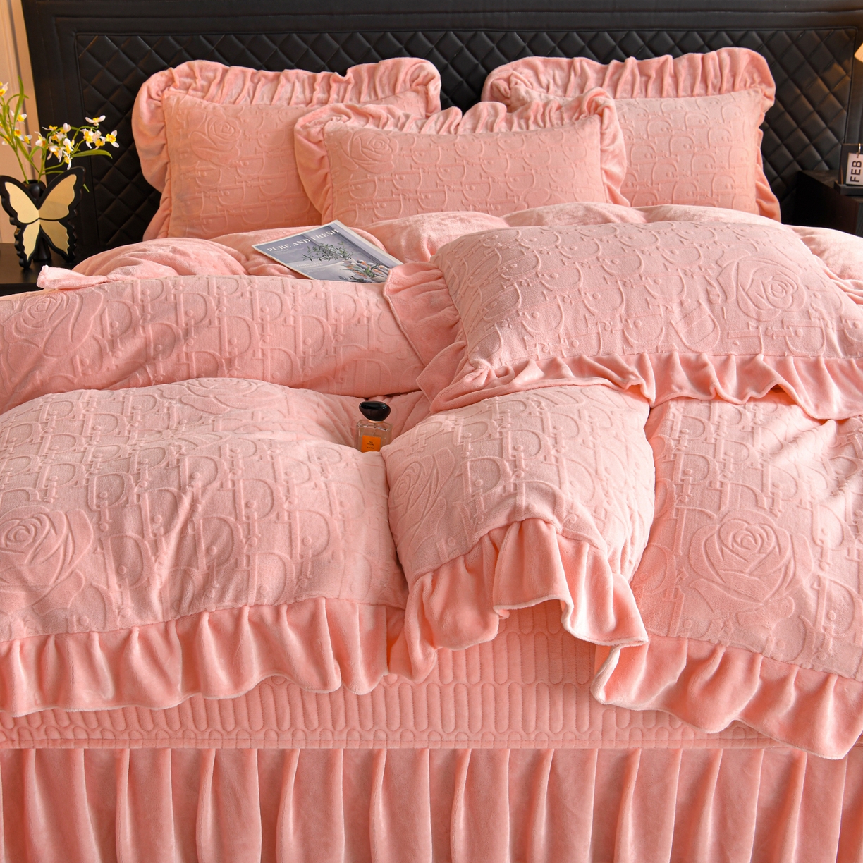91家纺网 家纺一手货源 找家纺 赫本家纺  2025新款高克重纯色花边款雕花绒床盖款四件套 摩卡-粉