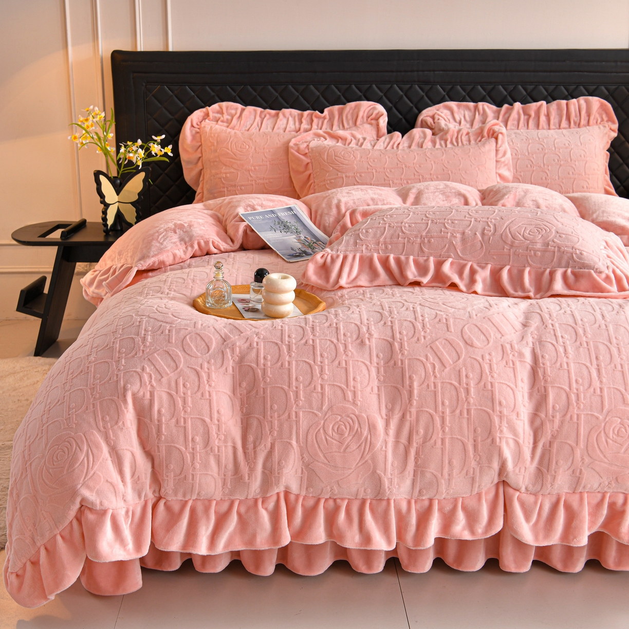 91家纺网 家纺一手货源 找家纺 赫本家纺  2025新款高克重纯色花边款雕花绒床盖款四件套 摩卡-粉