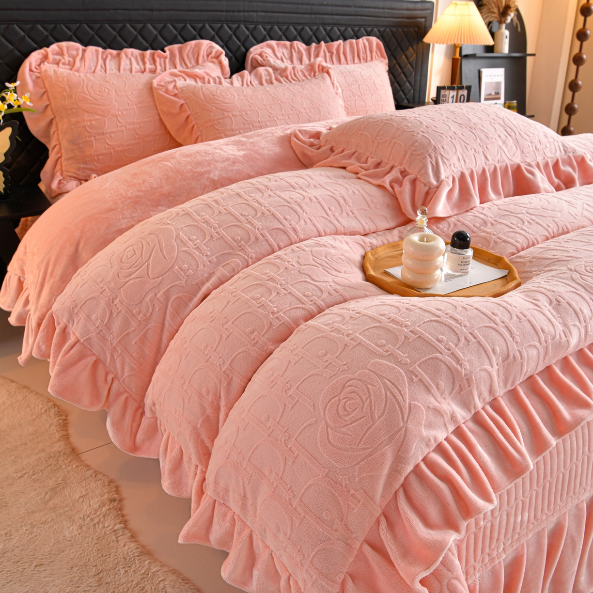 赫本家纺  2025新款高克重纯色花边款雕花绒床盖款四件套 摩卡-粉