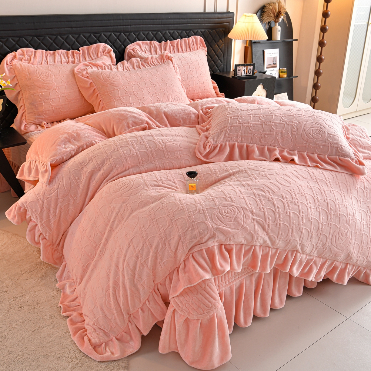 91家纺网 家纺一手货源 找家纺 赫本家纺  2025新款高克重纯色花边款雕花绒床盖款四件套 摩卡-粉