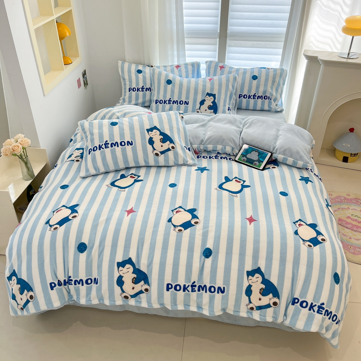 91家纺网 家纺一手货源 找家纺 桃子家居 2025新款A类正版宝可梦授权皮卡丘大版卡通平网数码印花加厚高克重牛奶绒四件套 绒小版-蓝条卡比兽