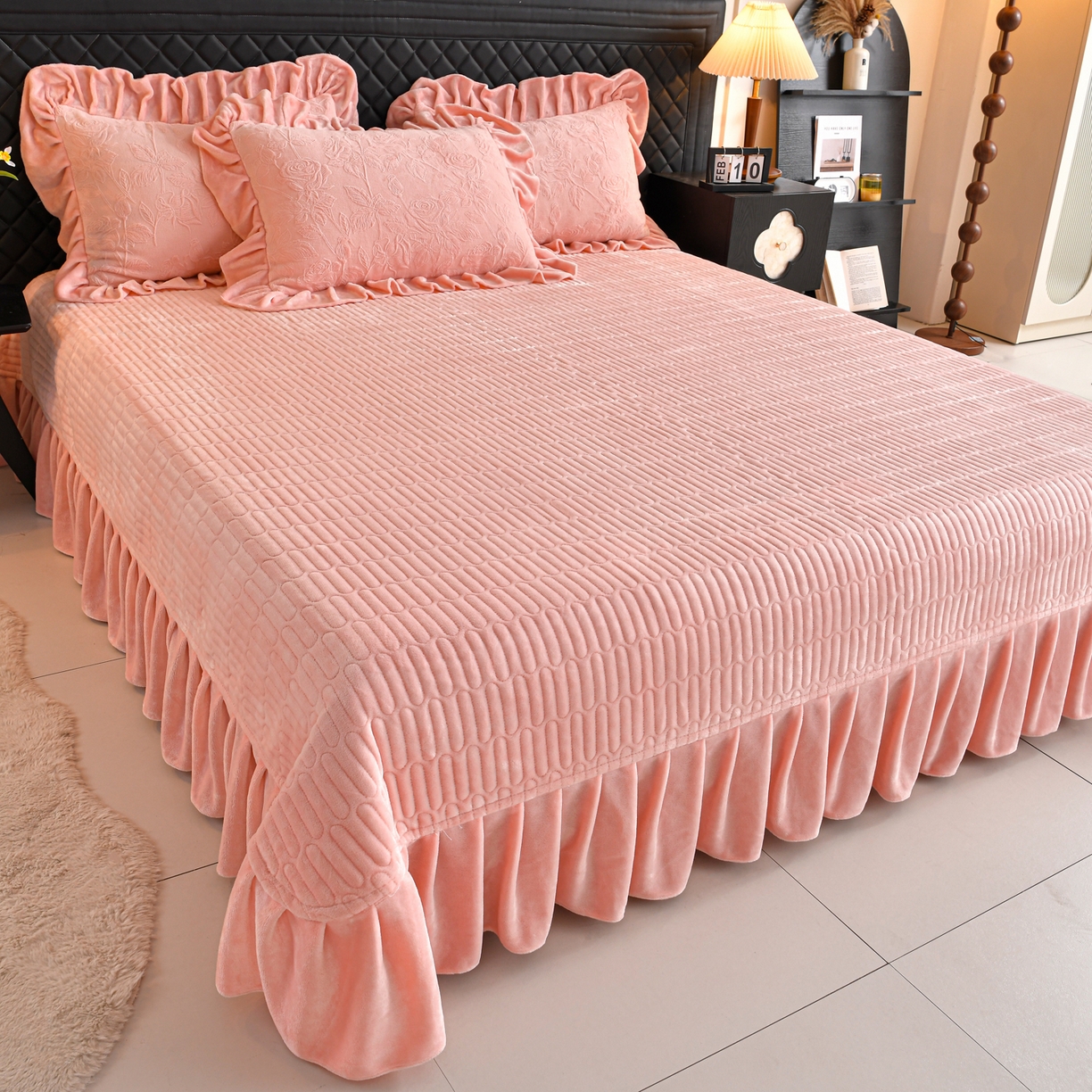 91家纺网 家纺一手货源 找家纺 赫本家纺  2025新款高克重纯色花边款雕花绒床盖款四件套 繁花-粉