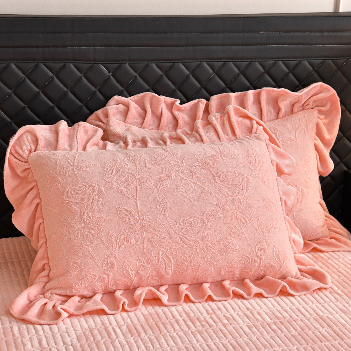 91家纺网 家纺一手货源 找家纺 赫本家纺  2025新款高克重纯色花边款雕花绒床盖款四件套 繁花-粉