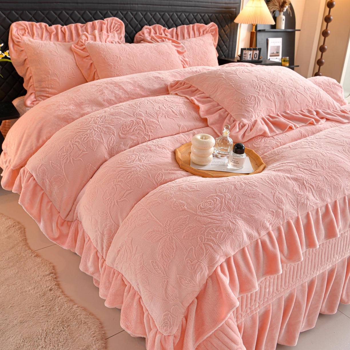 赫本家纺  2025新款高克重纯色花边款雕花绒床盖款四件套 繁花-粉