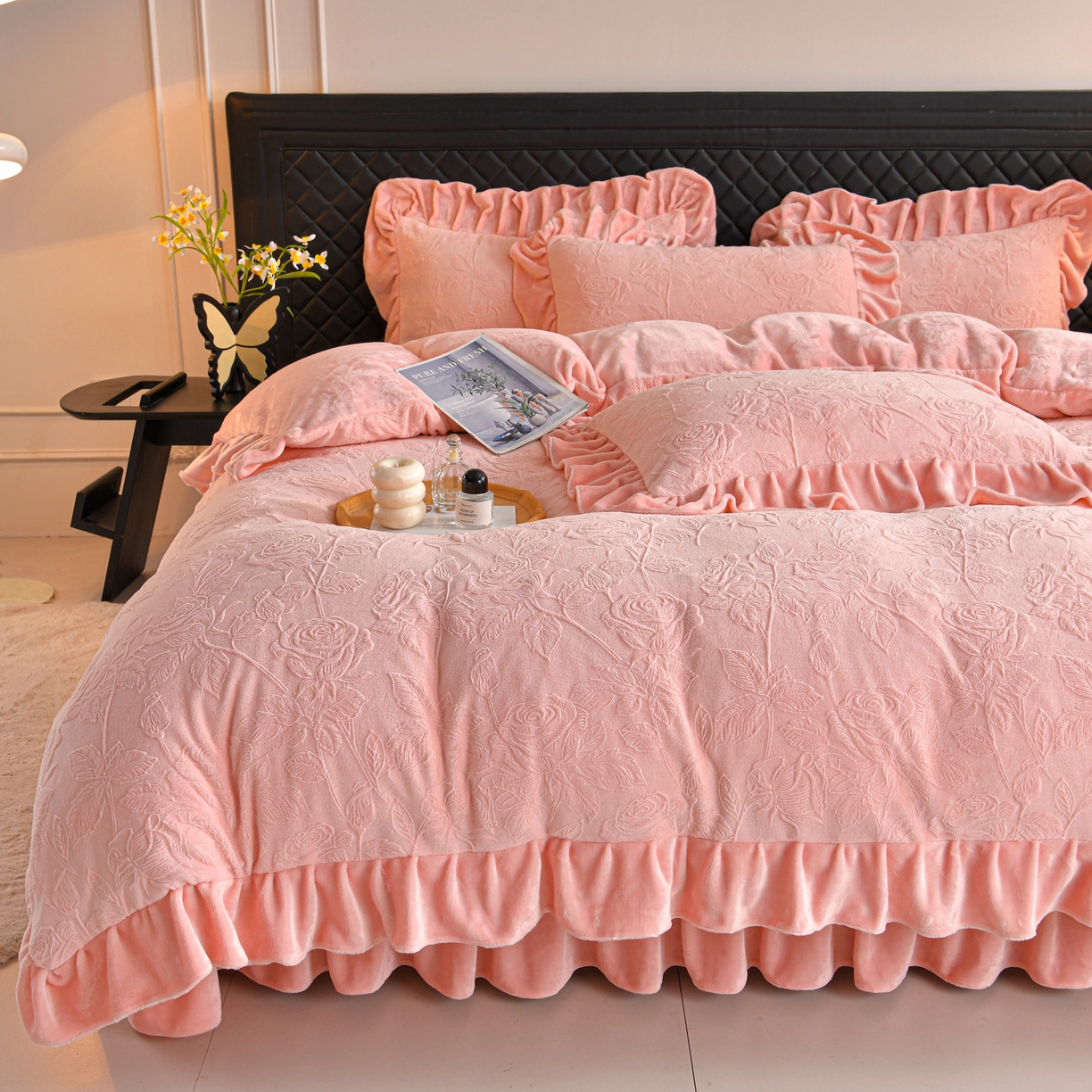 91家纺网 家纺一手货源 找家纺 赫本家纺  2025新款高克重纯色花边款雕花绒床盖款四件套 繁花-粉