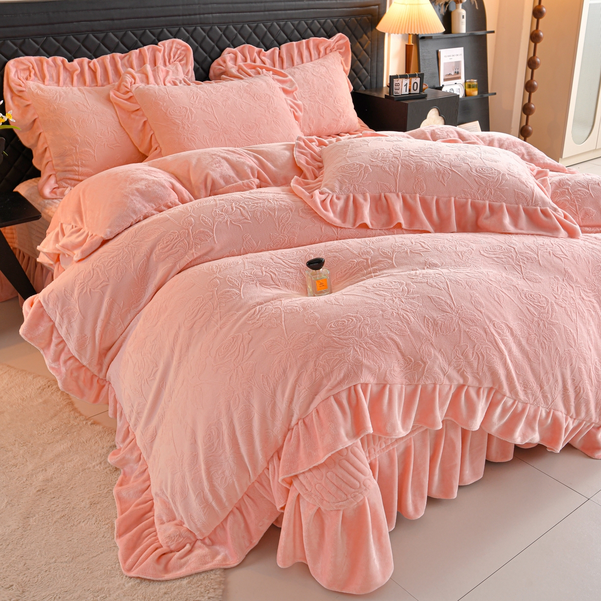 91家纺网 家纺一手货源 找家纺 赫本家纺  2025新款高克重纯色花边款雕花绒床盖款四件套 繁花-粉