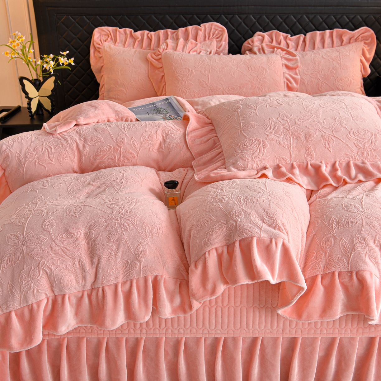 91家纺网 家纺一手货源 找家纺 赫本家纺  2025新款高克重纯色花边款雕花绒床盖款四件套 繁花-粉
