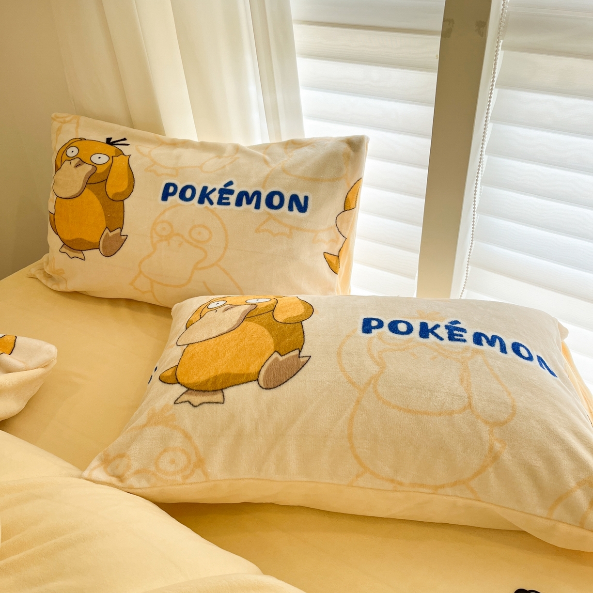 91家纺网 家纺一手货源 找家纺 桃子家居 2025新款A类正版宝可梦授权皮卡丘大版卡通平网数码印花加厚高克重牛奶绒四件套 绒小版-奶黄可达鸭