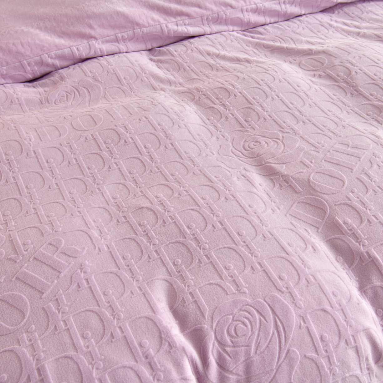 91家纺网 家纺一手货源 找家纺 赫本家纺  2025新款高克重纯色花边款雕花绒床盖款四件套 摩卡-紫