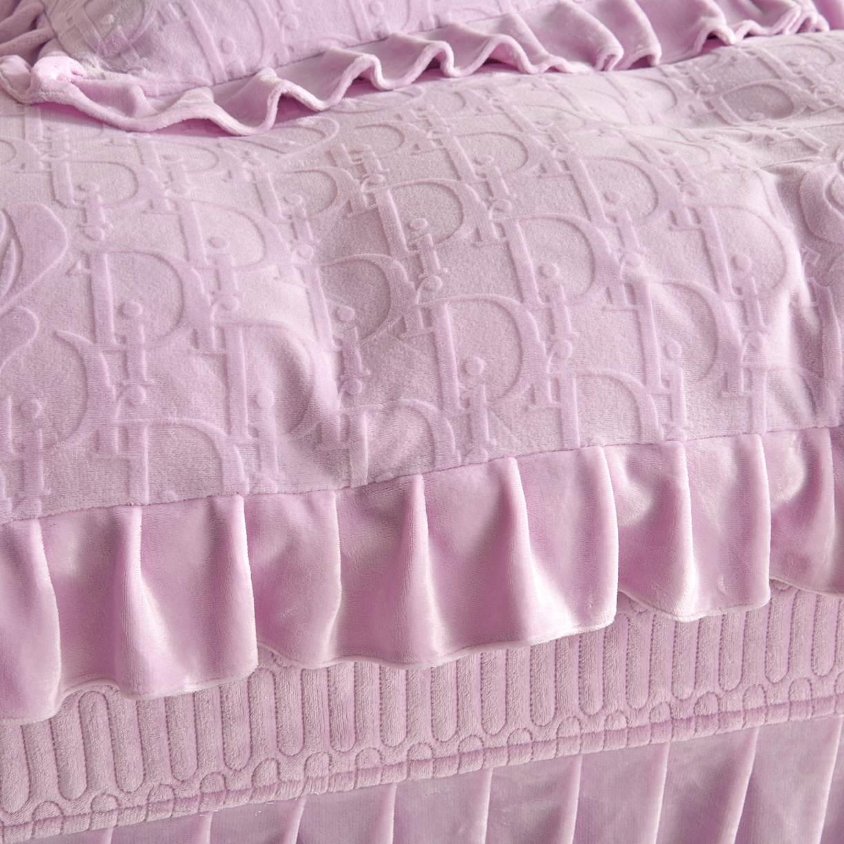 91家纺网 家纺一手货源 找家纺 赫本家纺  2025新款高克重纯色花边款雕花绒床盖款四件套 摩卡-紫