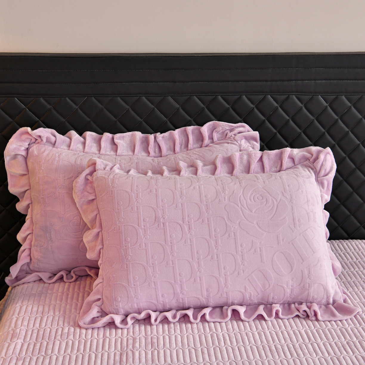 91家纺网 家纺一手货源 找家纺 赫本家纺  2025新款高克重纯色花边款雕花绒床盖款四件套 摩卡-紫