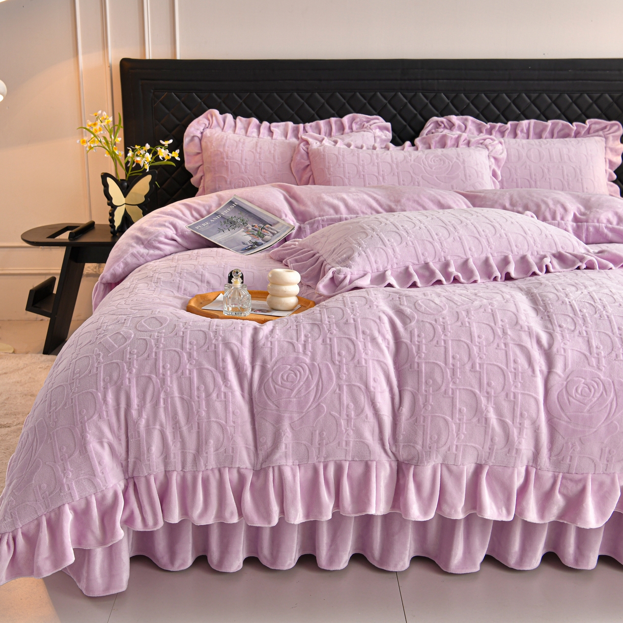 91家纺网 家纺一手货源 找家纺 赫本家纺  2025新款高克重纯色花边款雕花绒床盖款四件套 摩卡-紫