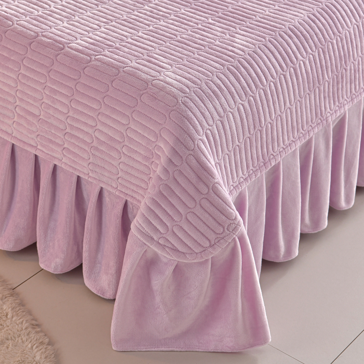 91家纺网 家纺一手货源 找家纺 赫本家纺  2025新款高克重纯色花边款雕花绒床盖款四件套 摩卡-紫