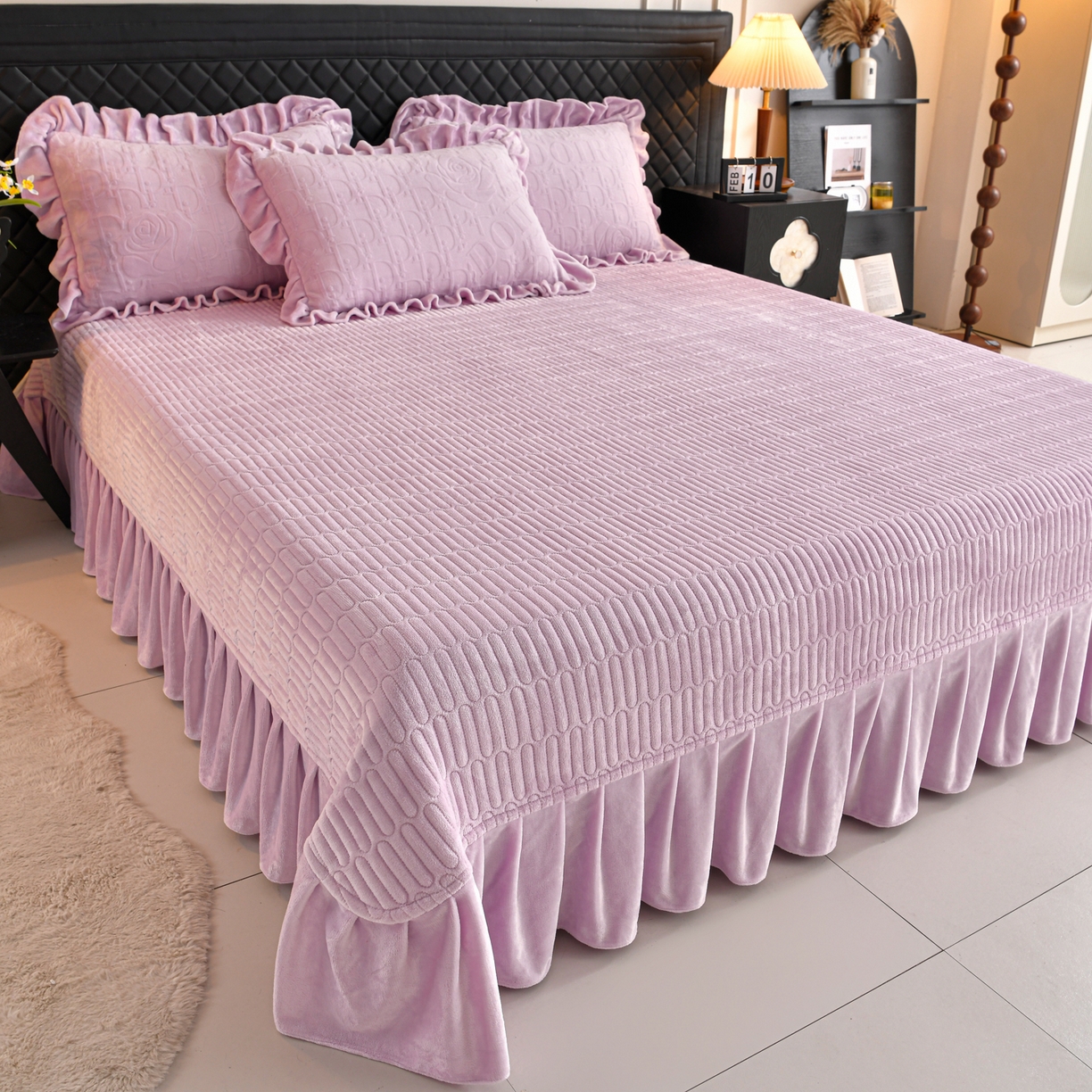 91家纺网 家纺一手货源 找家纺 赫本家纺  2025新款高克重纯色花边款雕花绒床盖款四件套 摩卡-紫