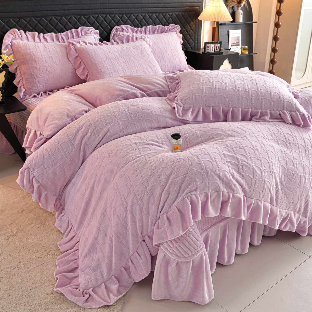 91家纺网 家纺一手货源 找家纺 赫本家纺  2025新款高克重纯色花边款雕花绒床盖款四件套 摩卡-紫