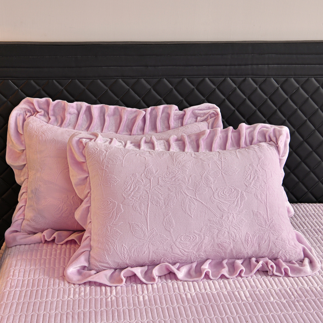 91家纺网 家纺一手货源 找家纺 赫本家纺  2025新款高克重纯色花边款雕花绒床盖款四件套 繁花-紫