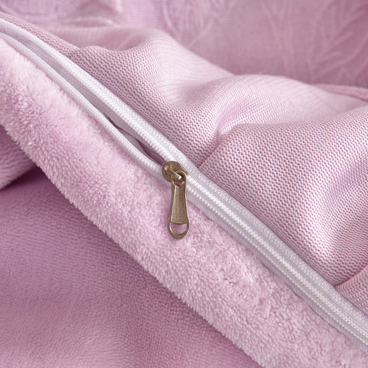 91家纺网 家纺一手货源 找家纺 赫本家纺  2025新款高克重纯色花边款雕花绒床盖款四件套 繁花-紫