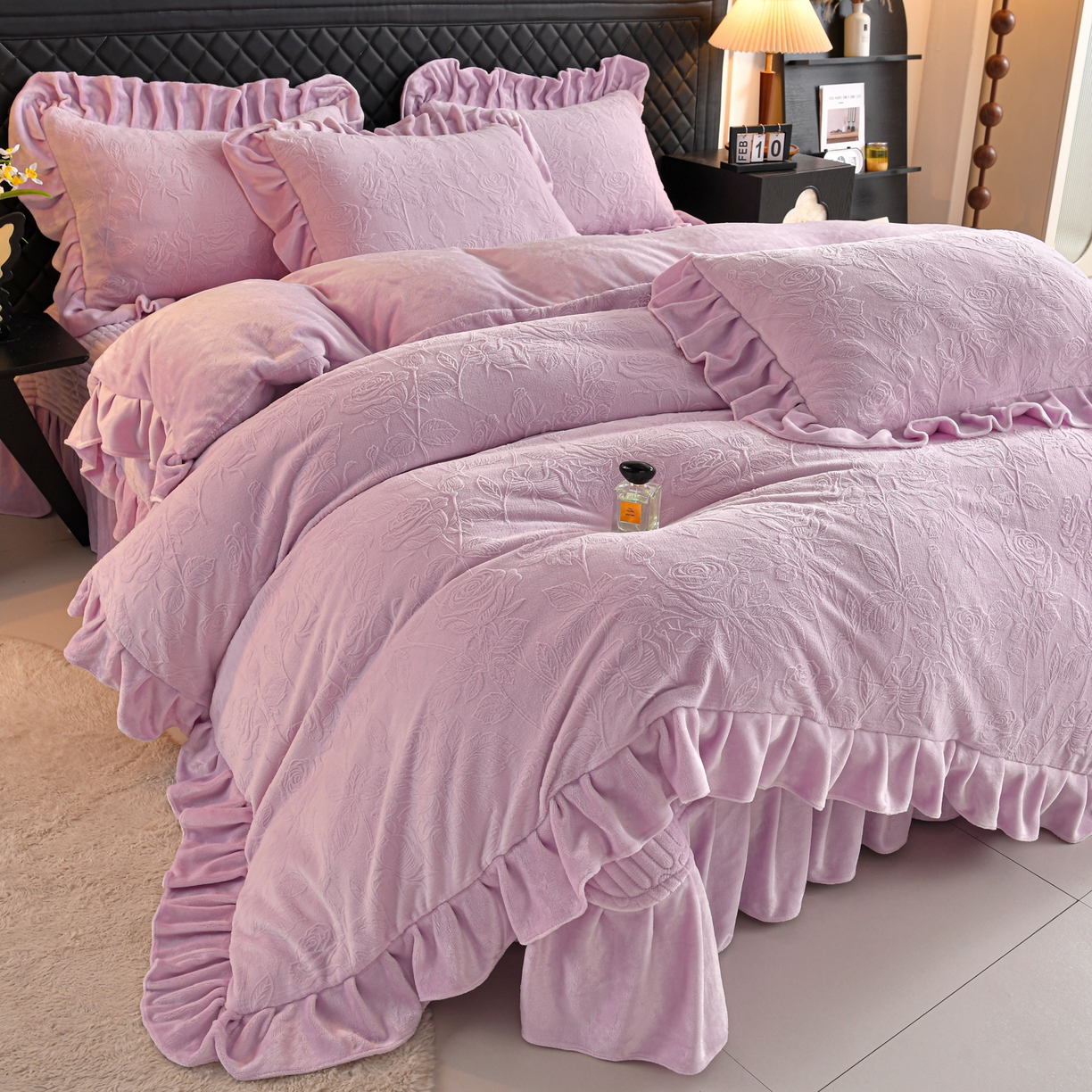 91家纺网 家纺一手货源 找家纺 赫本家纺  2025新款高克重纯色花边款雕花绒床盖款四件套 繁花-紫