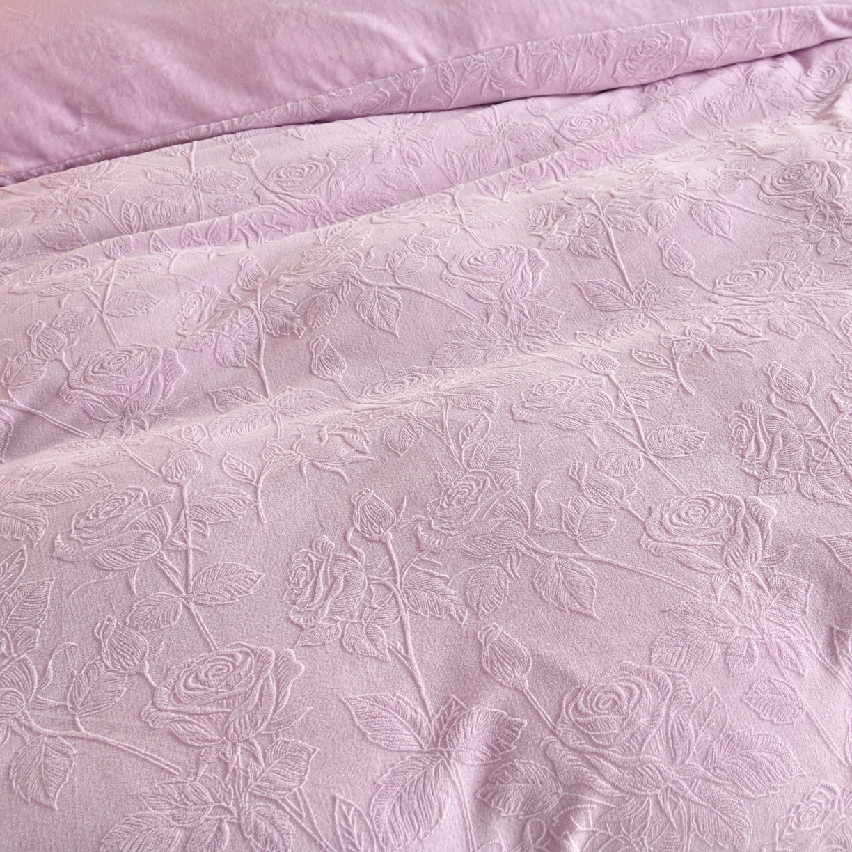 91家纺网 家纺一手货源 找家纺 赫本家纺  2025新款高克重纯色花边款雕花绒床盖款四件套 繁花-紫