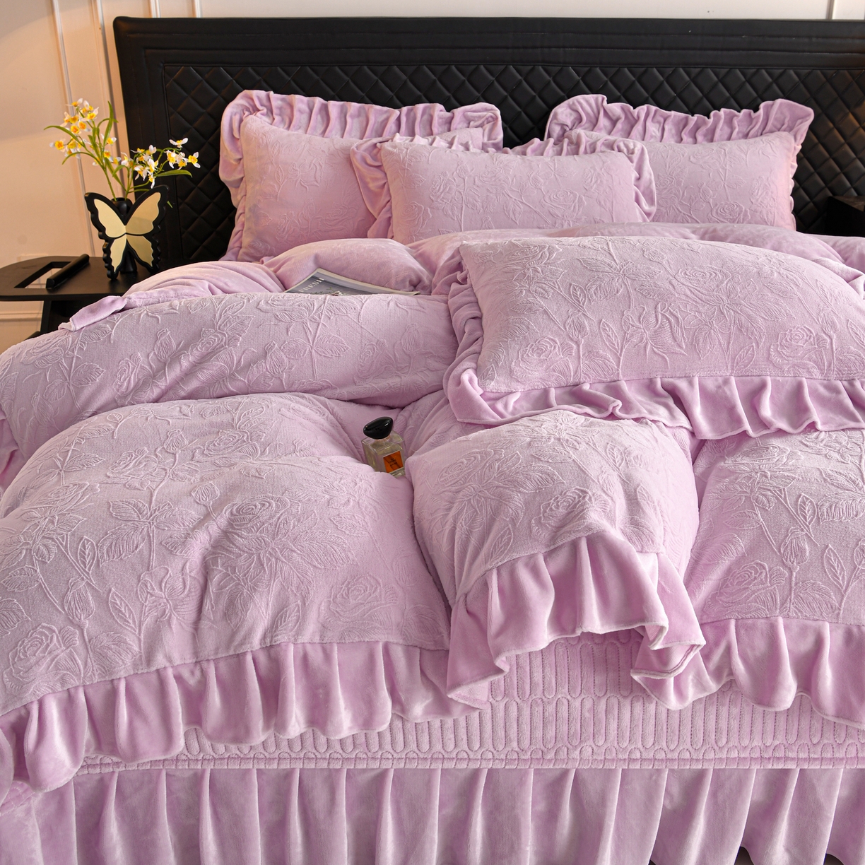 91家纺网 家纺一手货源 找家纺 赫本家纺  2025新款高克重纯色花边款雕花绒床盖款四件套 繁花-紫
