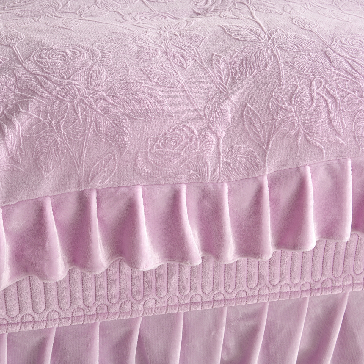 91家纺网 家纺一手货源 找家纺 赫本家纺  2025新款高克重纯色花边款雕花绒床盖款四件套 繁花-紫