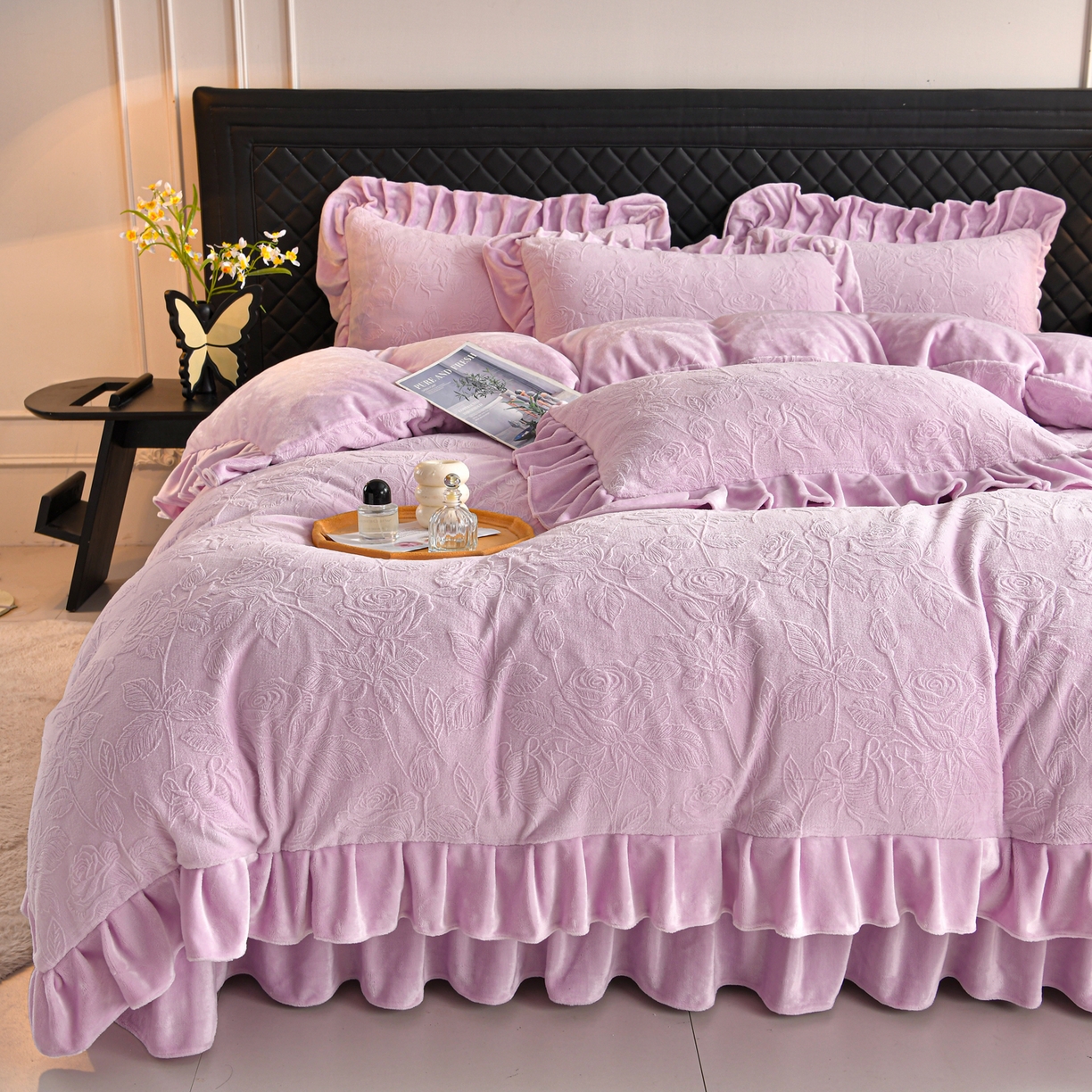 91家纺网 家纺一手货源 找家纺 赫本家纺  2025新款高克重纯色花边款雕花绒床盖款四件套 繁花-紫