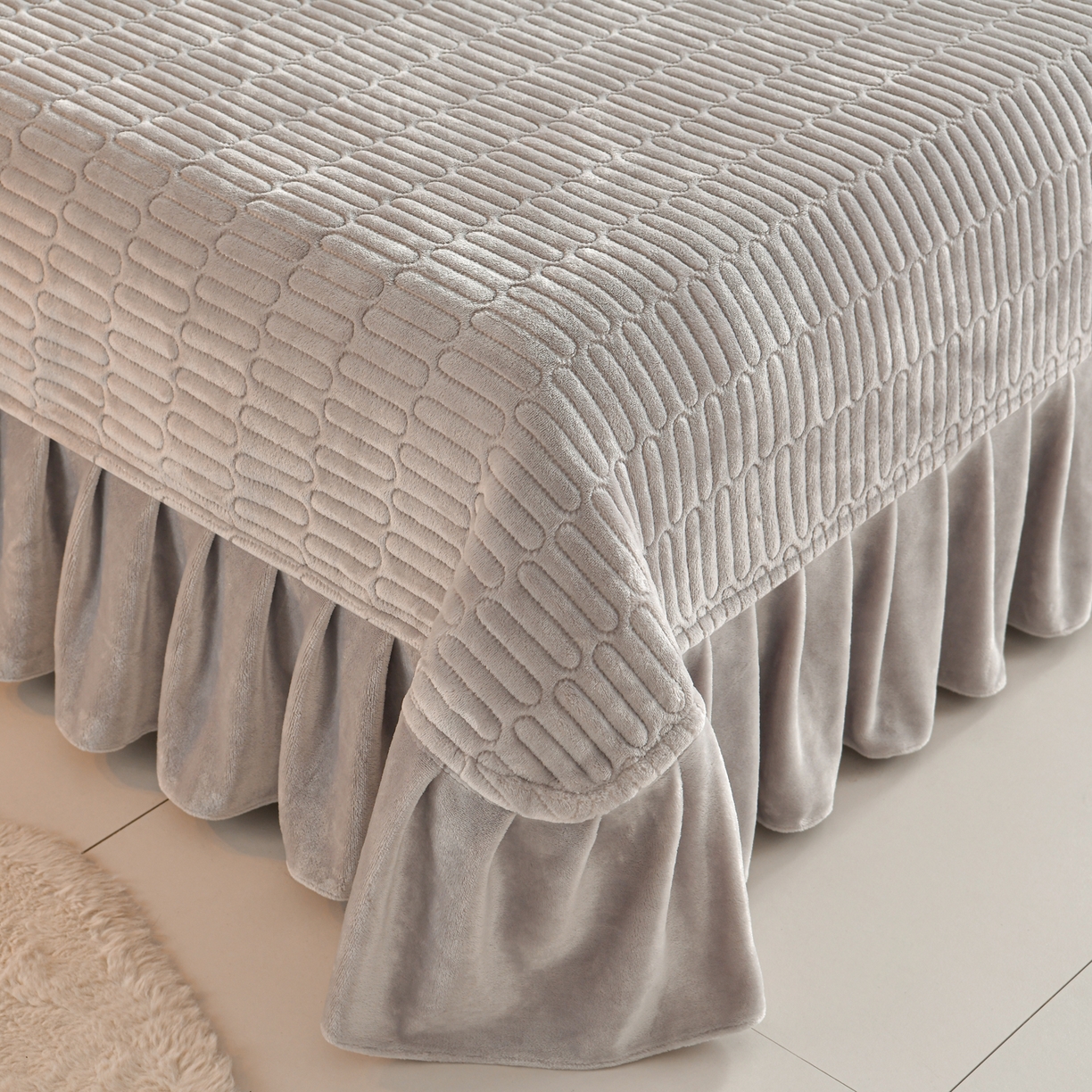 91家纺网 家纺一手货源 找家纺 赫本家纺  2025新款高克重纯色花边款雕花绒床盖款四件套 摩卡-灰