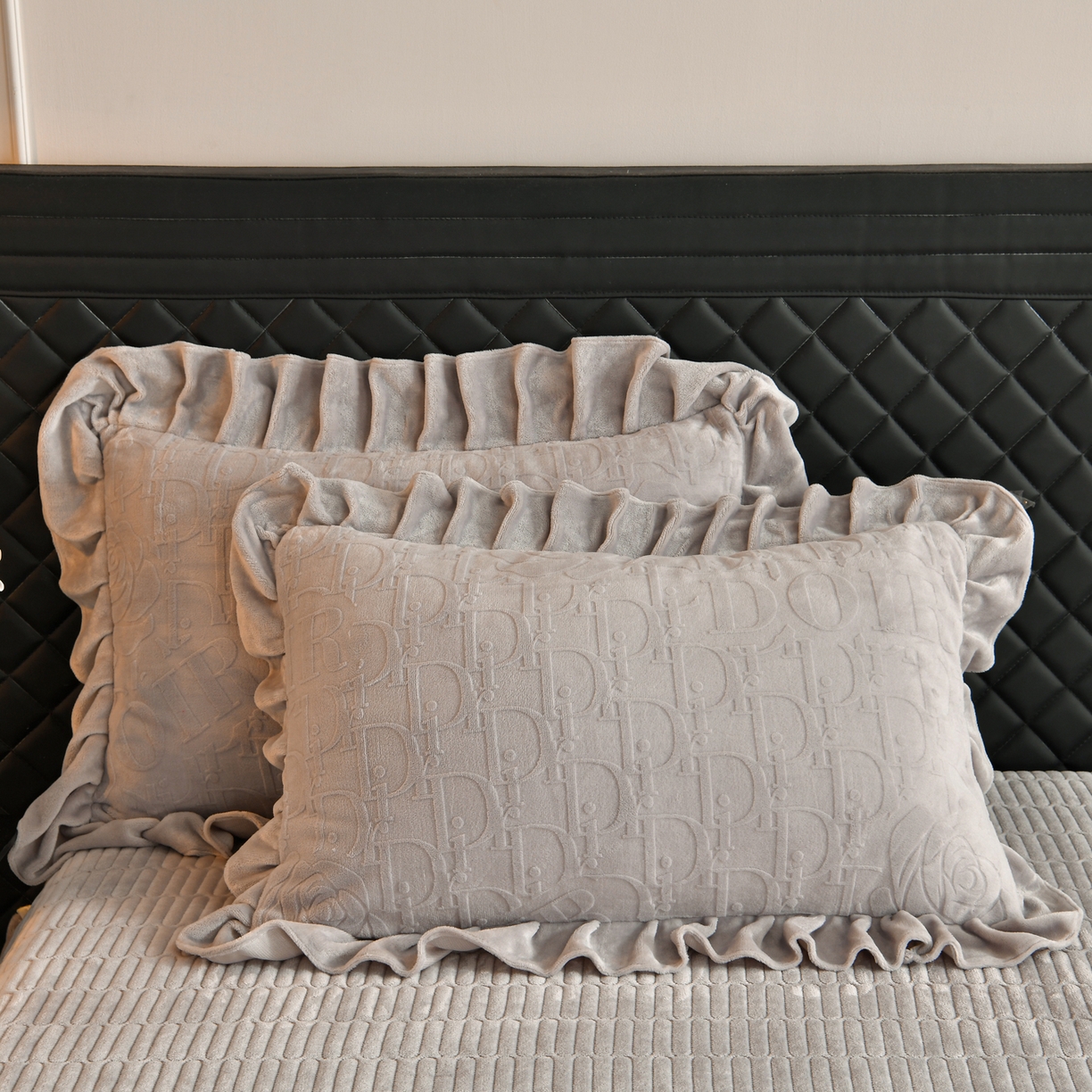 91家纺网 家纺一手货源 找家纺 赫本家纺  2025新款高克重纯色花边款雕花绒床盖款四件套 摩卡-灰