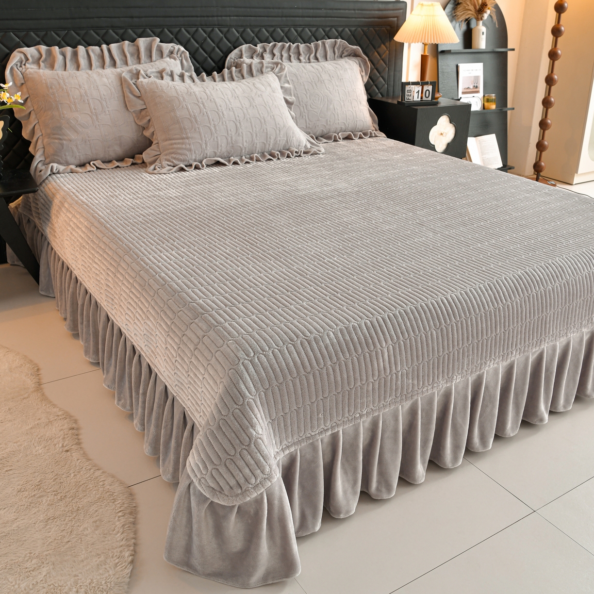 91家纺网 家纺一手货源 找家纺 赫本家纺  2025新款高克重纯色花边款雕花绒床盖款四件套 摩卡-灰