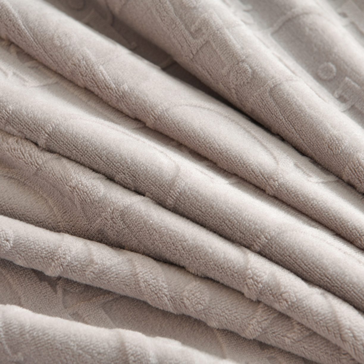 91家纺网 家纺一手货源 找家纺 赫本家纺  2025新款高克重纯色花边款雕花绒床盖款四件套 摩卡-灰