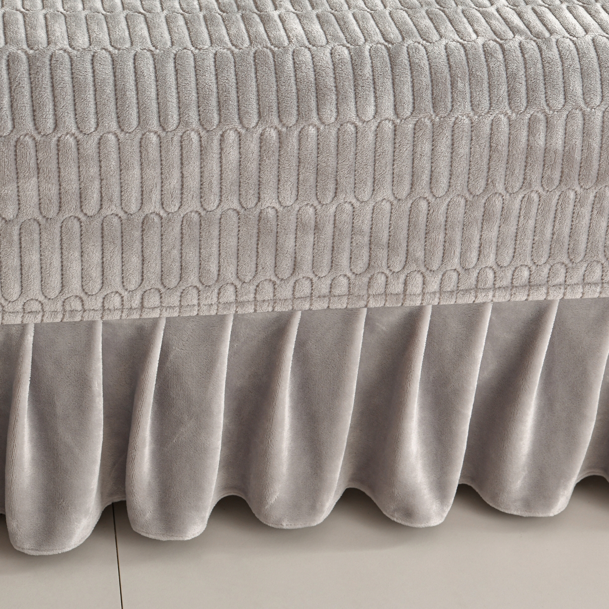 91家纺网 家纺一手货源 找家纺 赫本家纺  2025新款高克重纯色花边款雕花绒床盖款四件套 摩卡-灰