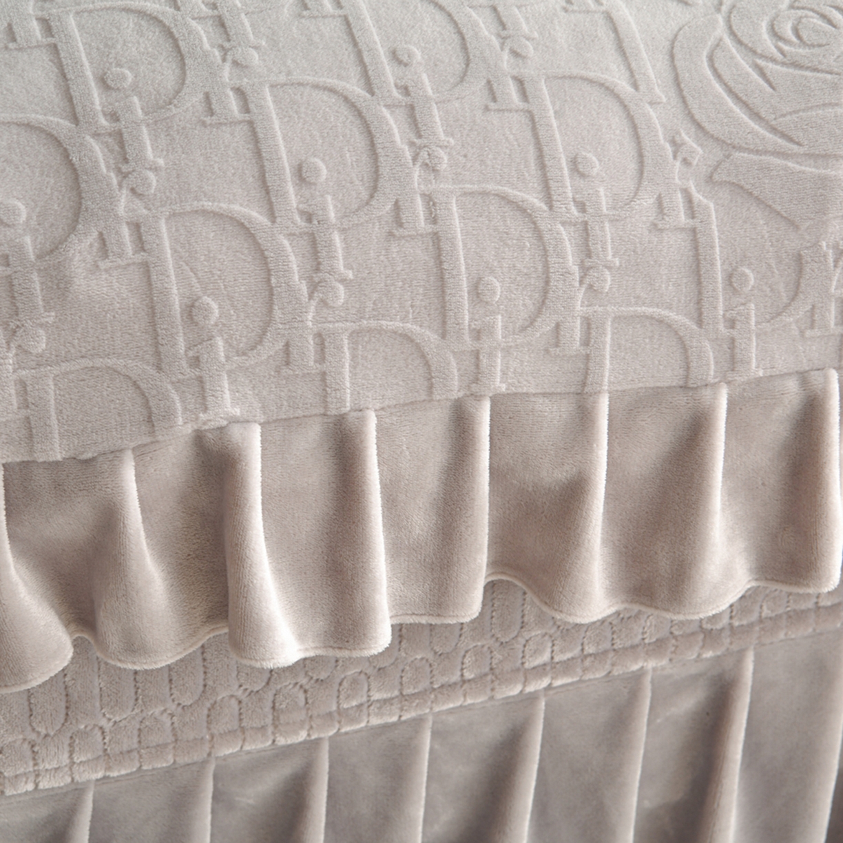 91家纺网 家纺一手货源 找家纺 赫本家纺  2025新款高克重纯色花边款雕花绒床盖款四件套 摩卡-灰