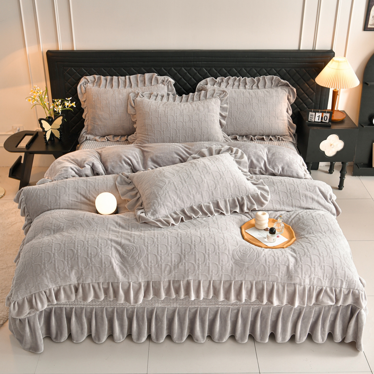 91家纺网 家纺一手货源 找家纺 赫本家纺  2025新款高克重纯色花边款雕花绒床盖款四件套 摩卡-灰