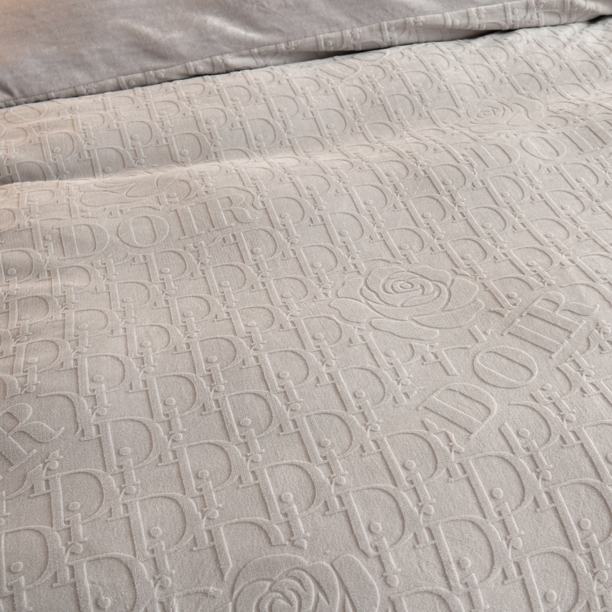 91家纺网 家纺一手货源 找家纺 赫本家纺  2025新款高克重纯色花边款雕花绒床盖款四件套 摩卡-灰