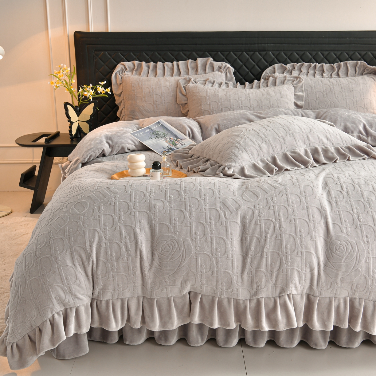 91家纺网 家纺一手货源 找家纺 赫本家纺  2025新款高克重纯色花边款雕花绒床盖款四件套 摩卡-灰