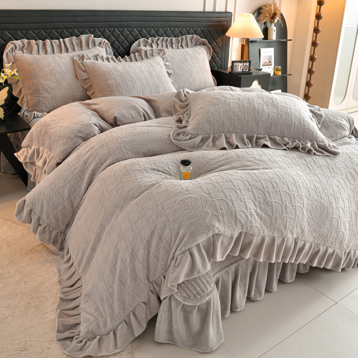 91家纺网 家纺一手货源 找家纺 赫本家纺  2025新款高克重纯色花边款雕花绒床盖款四件套 摩卡-灰