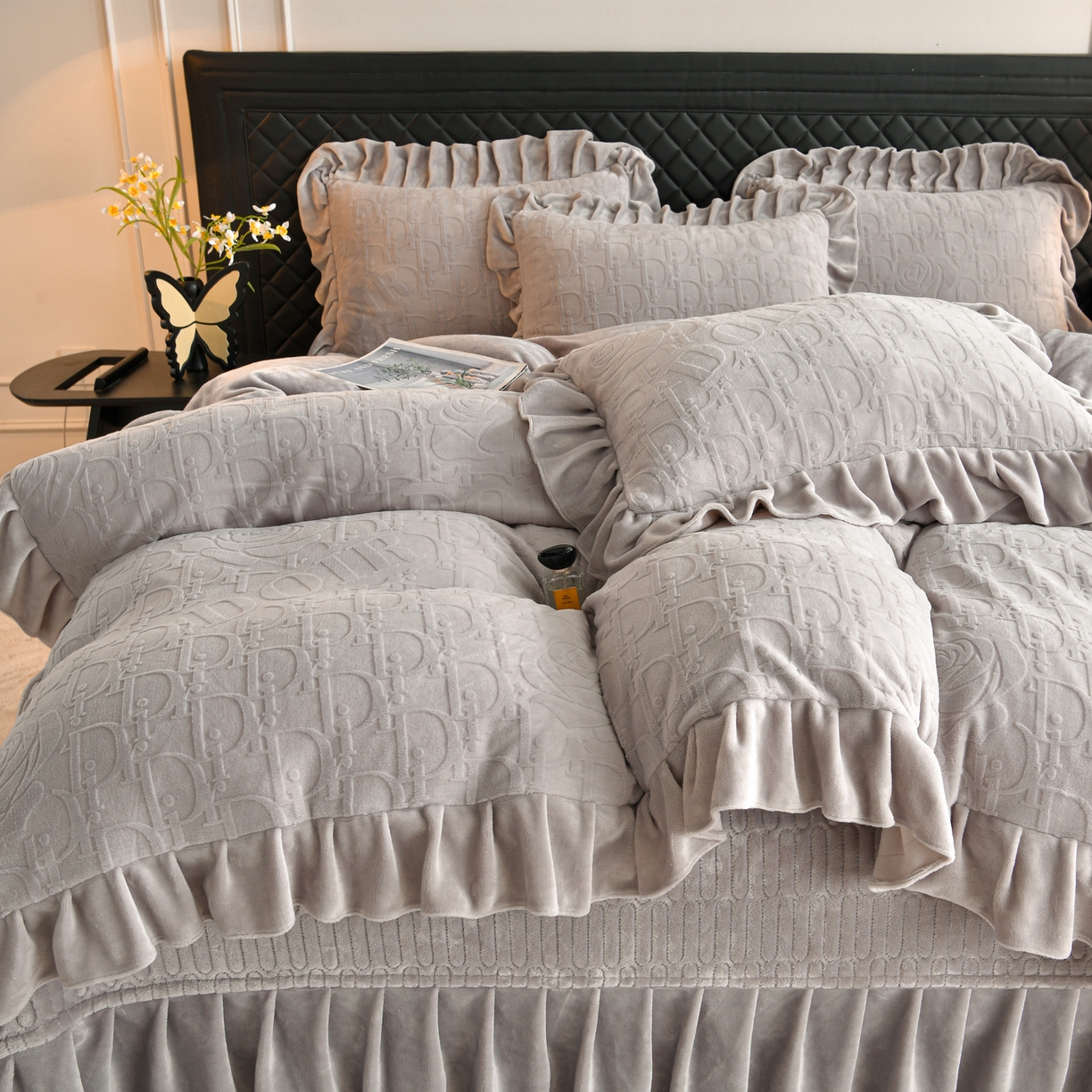 91家纺网 家纺一手货源 找家纺 赫本家纺  2025新款高克重纯色花边款雕花绒床盖款四件套 摩卡-灰