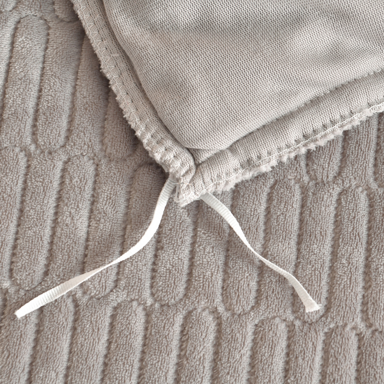 91家纺网 家纺一手货源 找家纺 赫本家纺  2025新款高克重纯色花边款雕花绒床盖款四件套 摩卡-灰