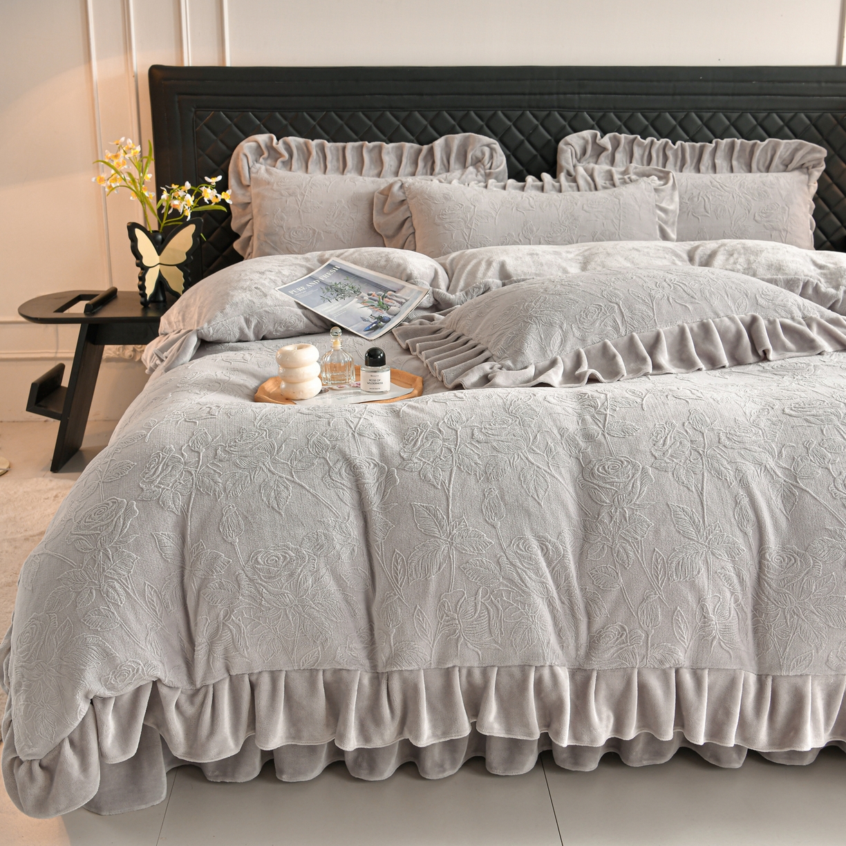 91家纺网 家纺一手货源 找家纺 赫本家纺  2025新款高克重纯色花边款雕花绒床盖款四件套 繁花-灰