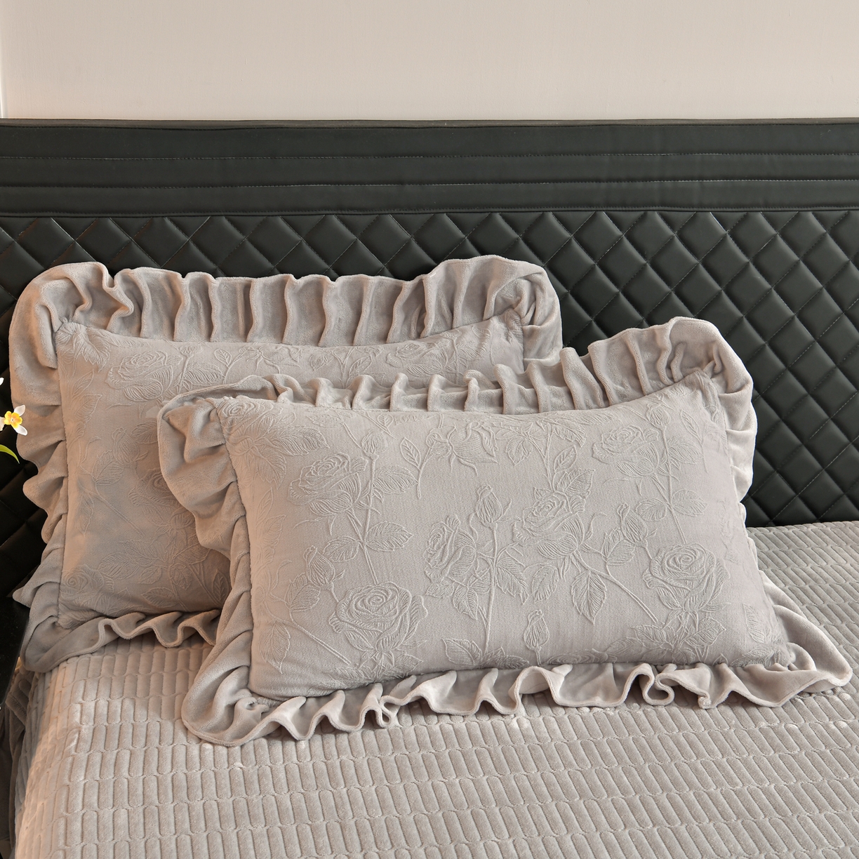 91家纺网 家纺一手货源 找家纺 赫本家纺  2025新款高克重纯色花边款雕花绒床盖款四件套 繁花-灰