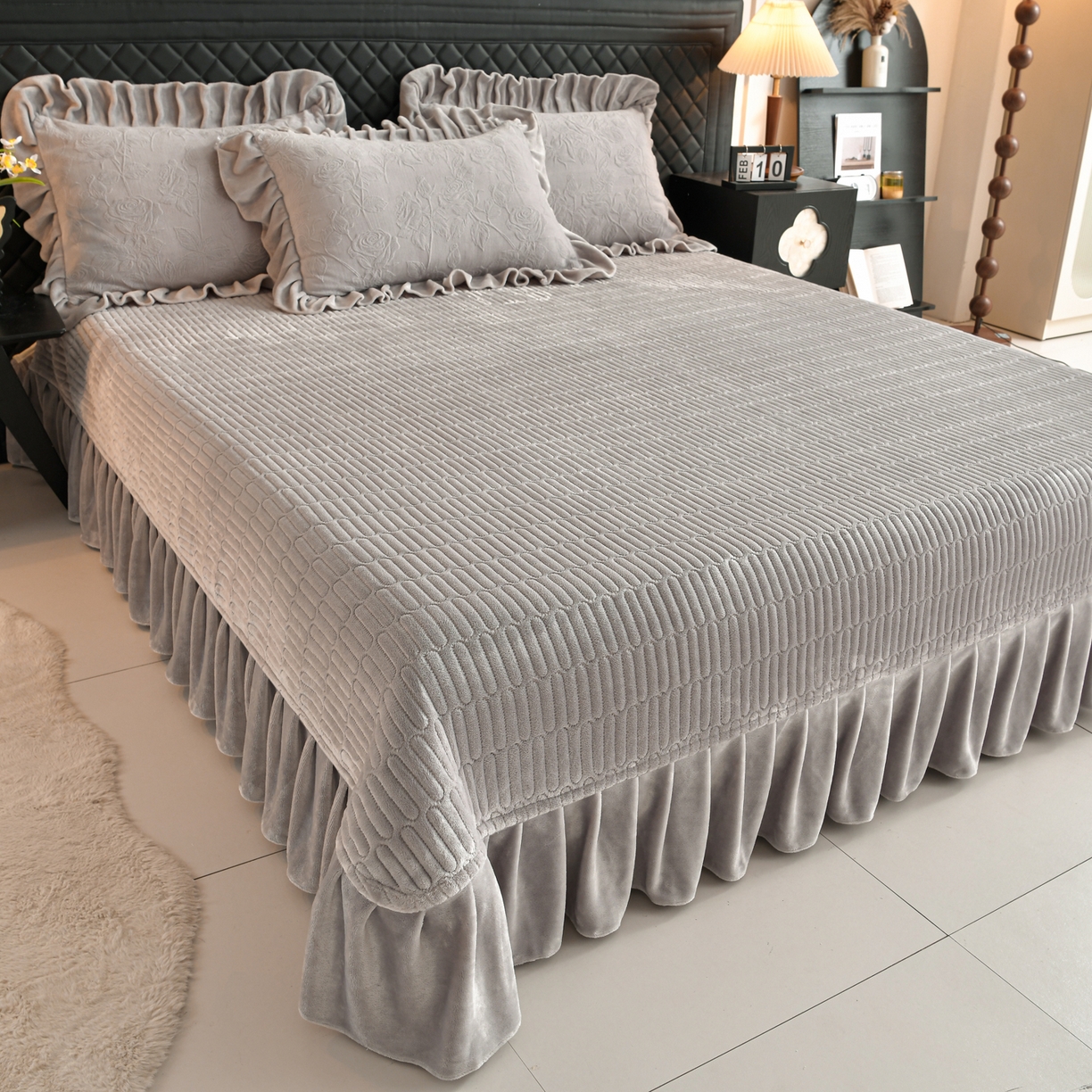 91家纺网 家纺一手货源 找家纺 赫本家纺  2025新款高克重纯色花边款雕花绒床盖款四件套 繁花-灰