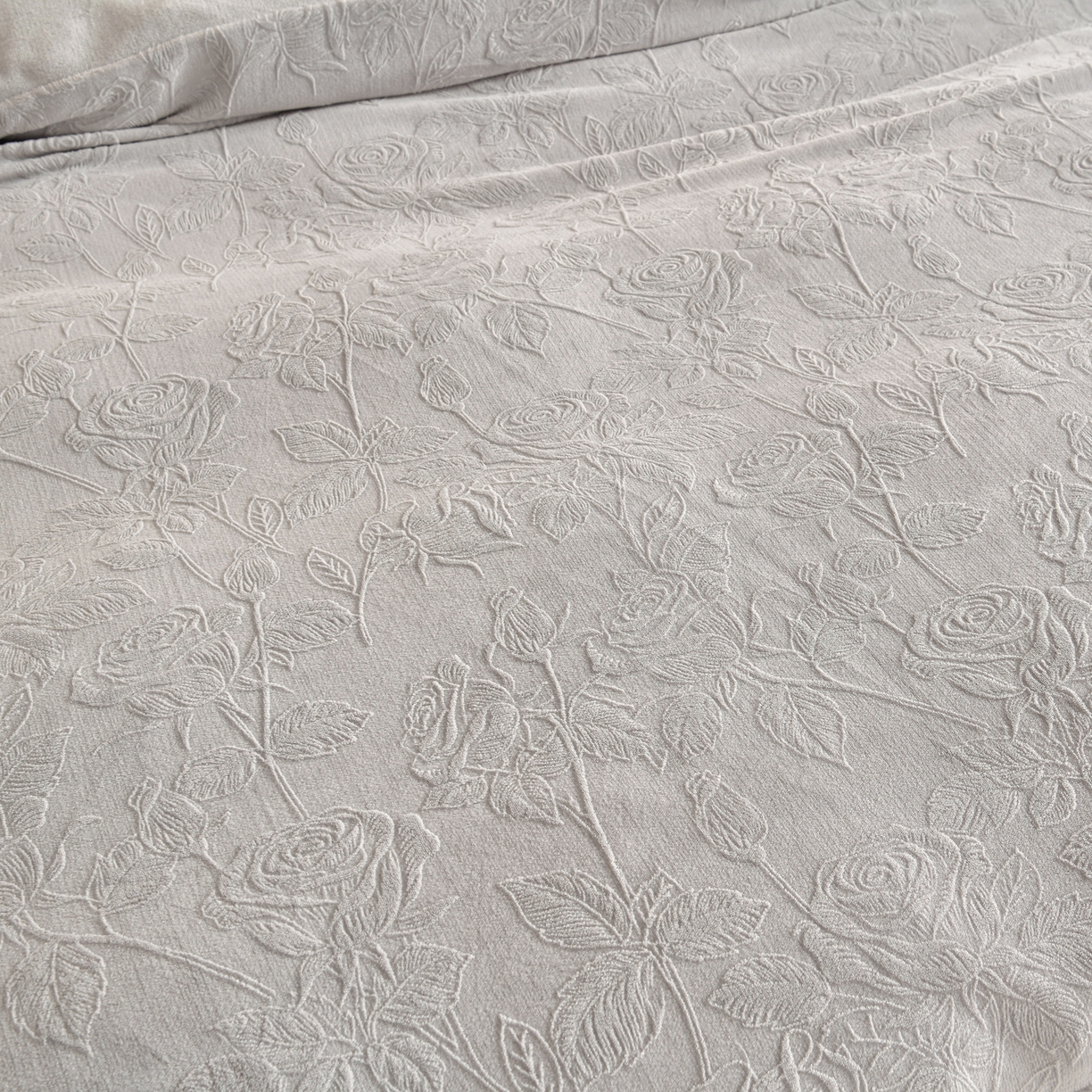 91家纺网 家纺一手货源 找家纺 赫本家纺  2025新款高克重纯色花边款雕花绒床盖款四件套 繁花-灰