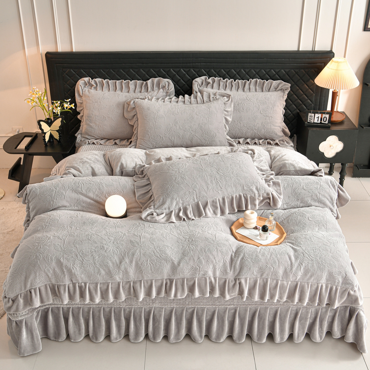 91家纺网 家纺一手货源 找家纺 赫本家纺  2025新款高克重纯色花边款雕花绒床盖款四件套 繁花-灰