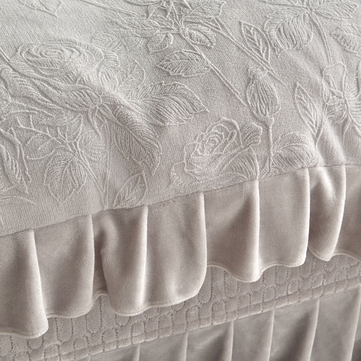 91家纺网 家纺一手货源 找家纺 赫本家纺  2025新款高克重纯色花边款雕花绒床盖款四件套 繁花-灰
