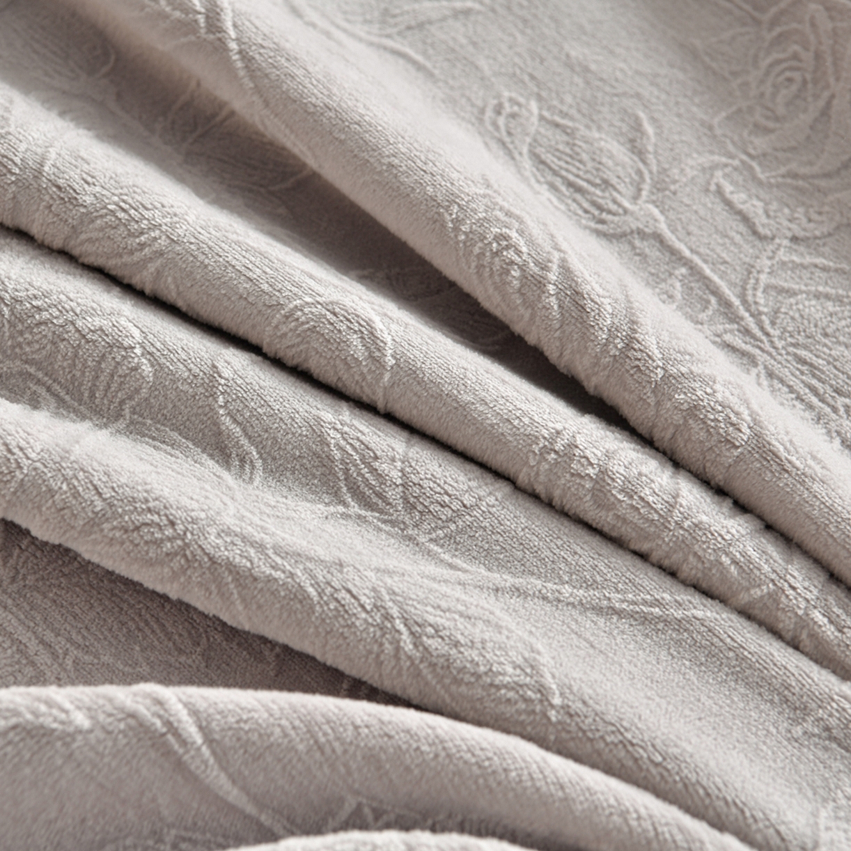 91家纺网 家纺一手货源 找家纺 赫本家纺  2025新款高克重纯色花边款雕花绒床盖款四件套 繁花-灰