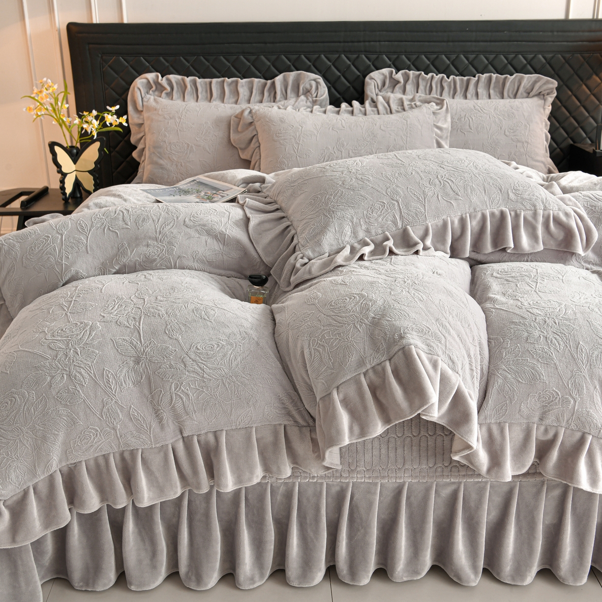 91家纺网 家纺一手货源 找家纺 赫本家纺  2025新款高克重纯色花边款雕花绒床盖款四件套 繁花-灰