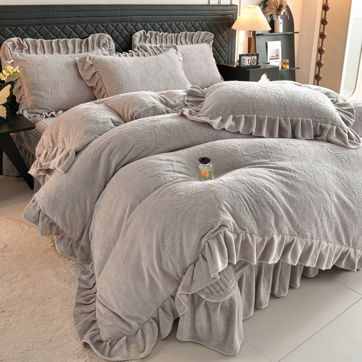 91家纺网 家纺一手货源 找家纺 赫本家纺  2025新款高克重纯色花边款雕花绒床盖款四件套 繁花-灰