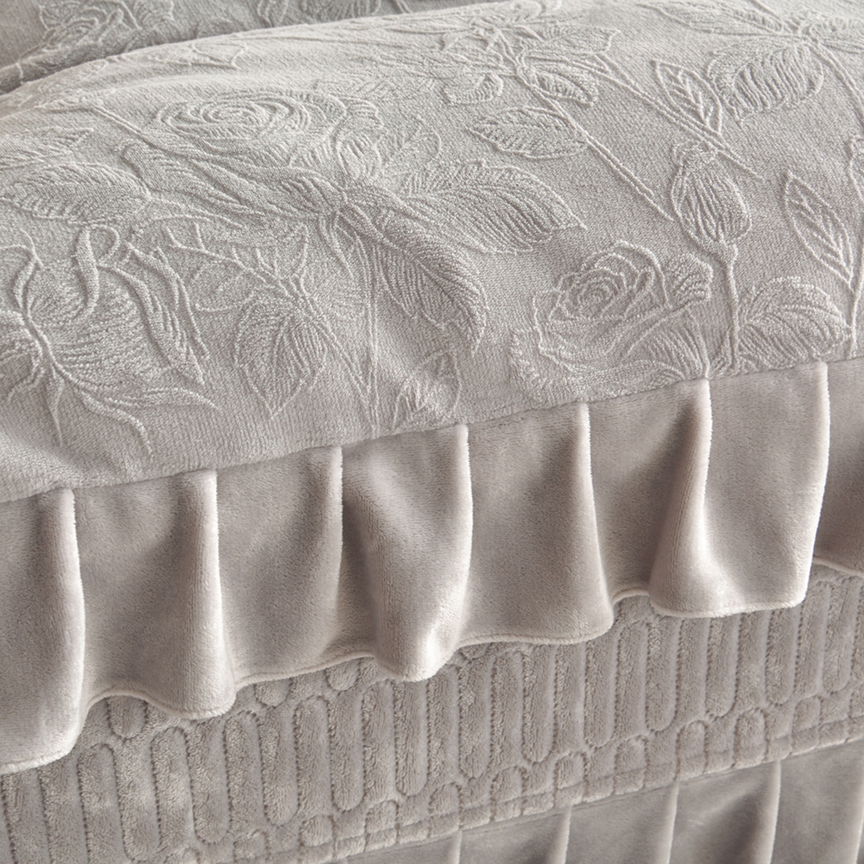 91家纺网 家纺一手货源 找家纺 赫本家纺  2025新款高克重纯色花边款雕花绒床盖款四件套 繁花-灰