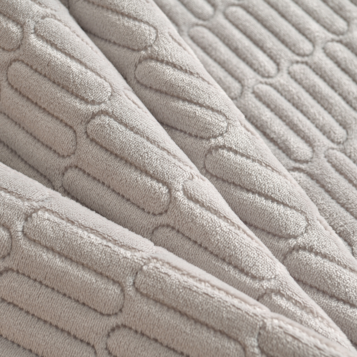 91家纺网 家纺一手货源 找家纺 赫本家纺  2025新款高克重纯色花边款雕花绒床盖款四件套 繁花-灰