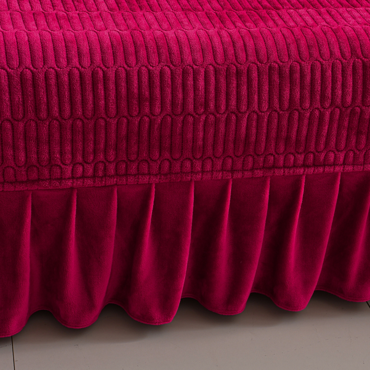 91家纺网 家纺一手货源 找家纺 赫本家纺  2025新款高克重纯色花边款雕花绒床盖款四件套 摩卡-红